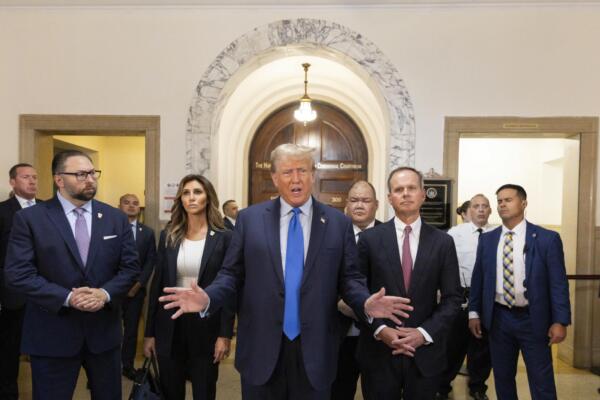 Trump llega acompañado de sus hijos a tribunal de Nueva York