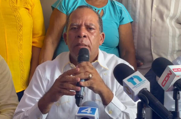 PRM afronta desacuerdo por resultados de encuestas en Villa la Mata; Alcalde anuncia su rechazo al proceso.