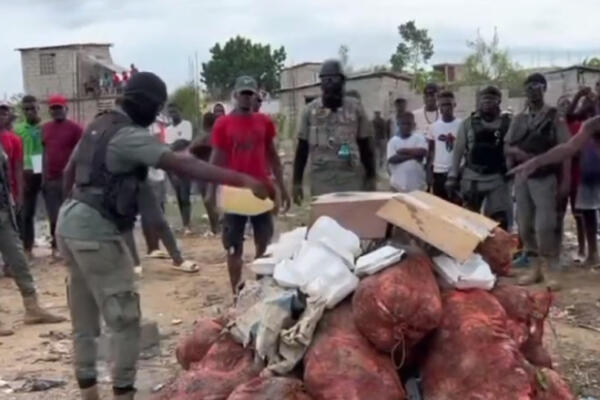 Haitianos queman mercancías introducidas desde RD por un compatriota suyo de manera ilegal