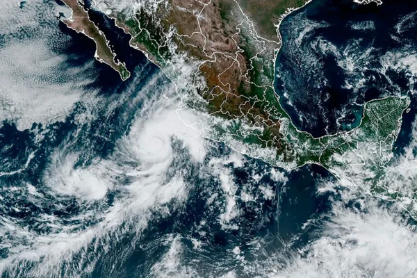 Huracán Tammy provocó fuertes marejadas en el norte del Caribe mientras se desplazaba por aguas abiertas, después de tocar tierra en Barbuda.