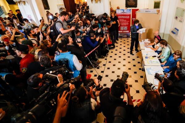 Medios de comunicación registran el momento en el que el candidato de La Libertad Avanza (ultraderecha) a la Presidencia de Argentina, Javier Milei, vota en la Universidad Tecnológica Nacional en Buenos Aires (Argentina). EFE/ Juan Ignacio Roncoroni