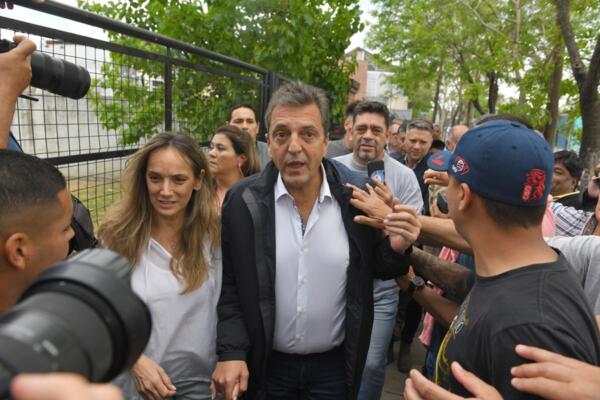 El actual ministro de Economía y candidato, Sergio Massa, quien representa a la coalición oficialista Unión por la Patria (peronismo), llega junto a su esposa Malena Galmarini al Colegio Electoral para votar en las elecciones generales, hoy en Buenos Aires (Argentina). EFE/ Enrique García Medina