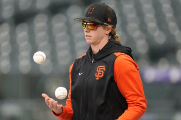 Los Gigantes entrevistan a Alyssa Nakken para el puesto vacante de Manager
