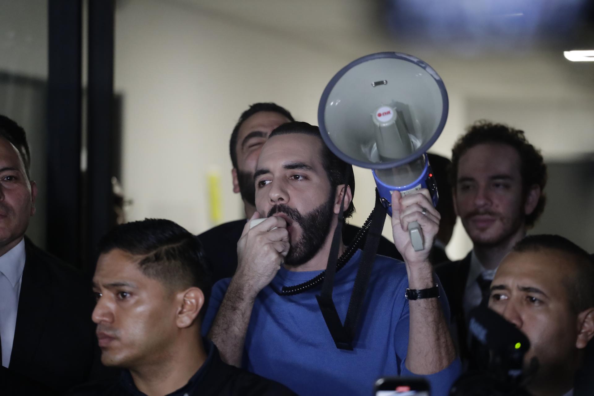 Bukele presenta la solicitud para competir por la Presidencia salvadoreña en las elecciones de 2024