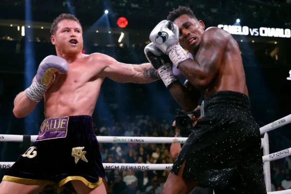 Canelo Álvarez, izquierda, golpea la cara de Jermell Charlo, derecha. Crédito a Sarah Stier de Getty Images