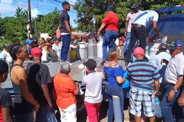 Productores de leche protestan en Dajabón; dicen están quebrados 