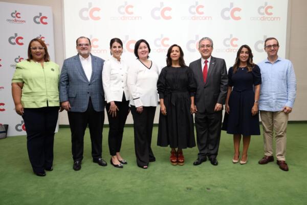 Directiva de ASODIRCOM presente en la presentación del estudio 
Foto: fuente externa