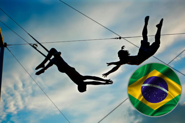 Momento en que dos trapecistas caen en plena función en Brasil