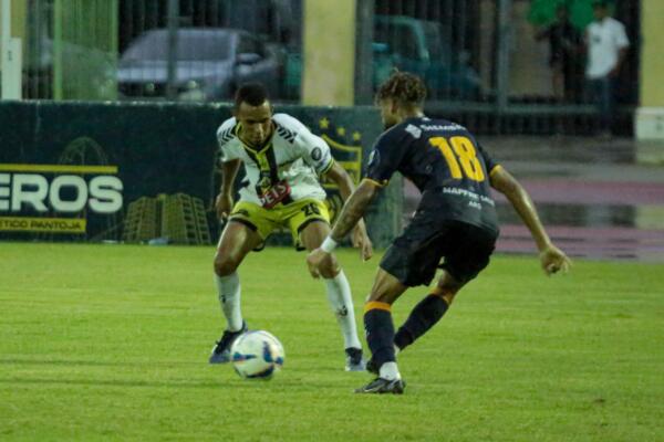Dura batalla bajo intenso aguacero en el Félix Sánchez, acompaño el partido de ida entre Atlético Pantoja y Moca FC
