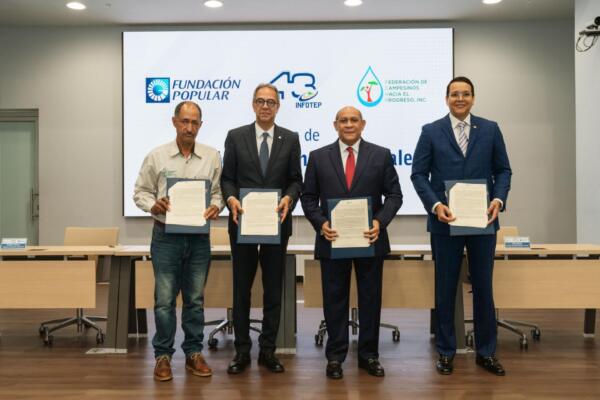 Ejecutivos de Fundación Popular, INFOTEP y representantes de Blanco.
Foto: fuente externa