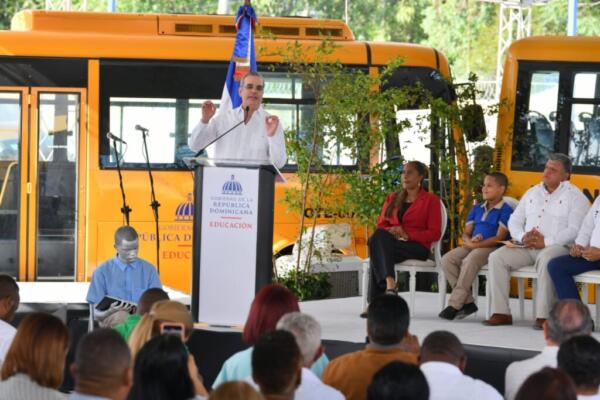 Gobierno oficializa programa de transporte escolar. Foto: Fuente Externa