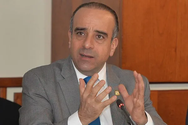 Exsenador Arístides Victoria Yeb renuncia del PLD