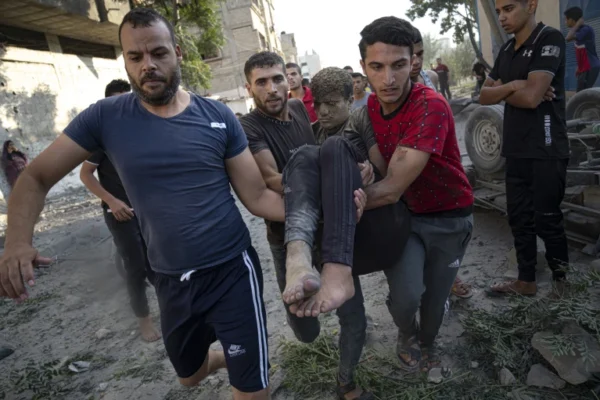 Palestinos abarrotan  Gaza en busca de refugio.