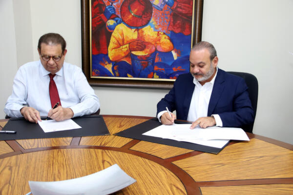 Presidente de ADOZONA y Rector UNPHU en firma de convenio
Foto: fuente externa