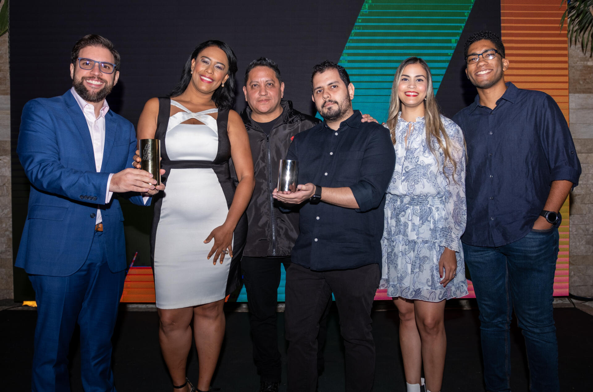 Ejecutivos del Grupo Viamar reciben los galardones. Foto: fuente externa