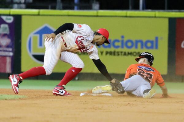 Jonrón de Lake no impide derrota de Leones ante Toros