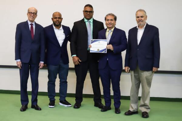 Ejecutivos de Cervecería Nacional y funcionarios de medio ambiente y cambio climático.
Foto: fuente externa