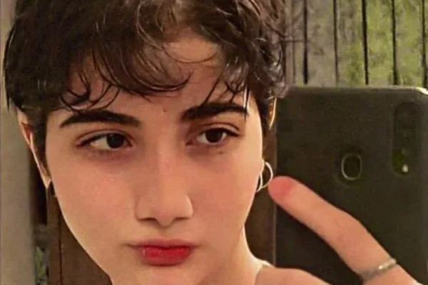 Muere joven supuestamente agredida en el metro de Teherán por no usar velo
