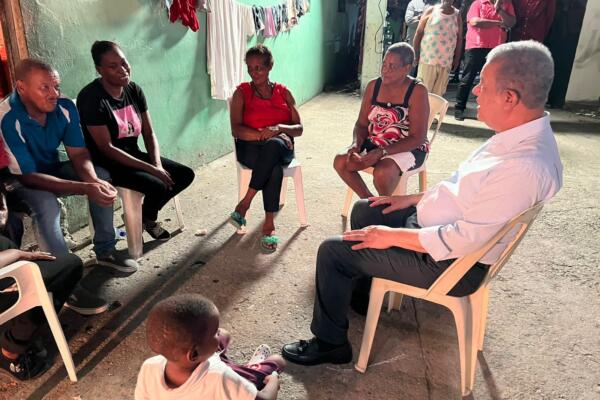 Leonel Fernández visita Villa Duarte.