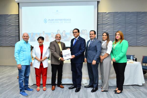 Ministro de Salud junto autoridades de La Vega
Foto: fuente externa