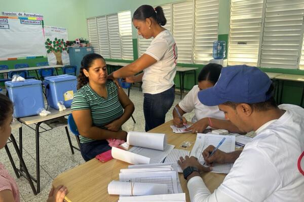 Colaboradores asistiendo a personas en operativo médico en Moca.