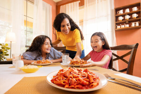 Personas Compartiendo Pastas Milano..