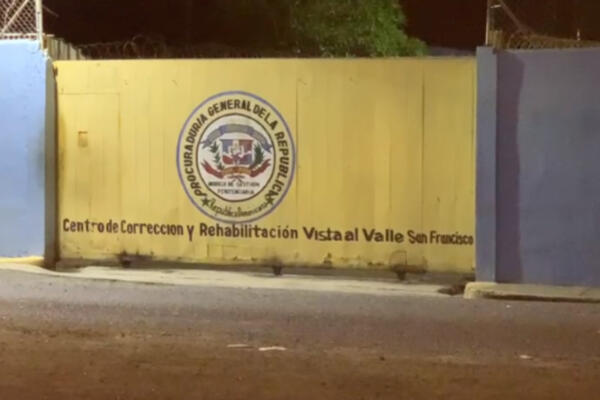 Presos en cárcel de San Francisco de Macorís se oponen a traslado de otro reo