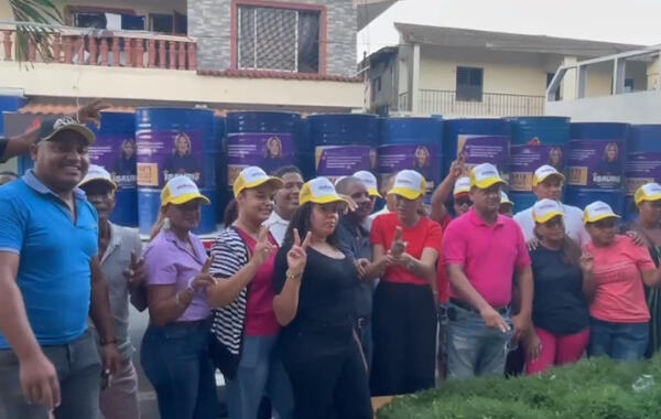 Candidata a la Alcaldía en Villa La Mata coloca tanques zafacones en busca de colaborar con la limpieza del municipio