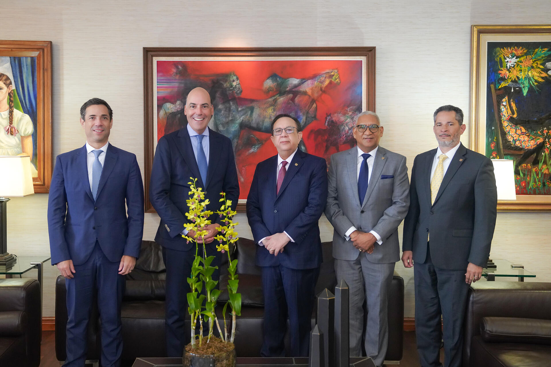 Valdez Albizu pasa revista con ejecutivos de Scotiabank
