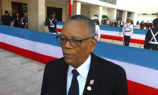 Migración cancela diez agentes y despacha a su dotación militar al encargado de la institución en Higuey . Foto: Fuente Externa