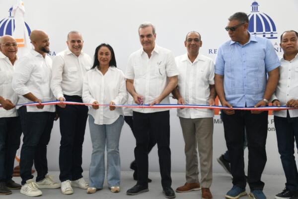 El presidente Luis Abinader inaugurando varias carreteras y hospitales.