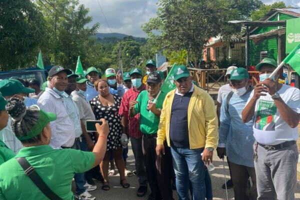Gregory Catano fumiga en Yamasá.