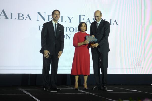 Adoexpo reconoce a la periodista Alba Nely Familia  