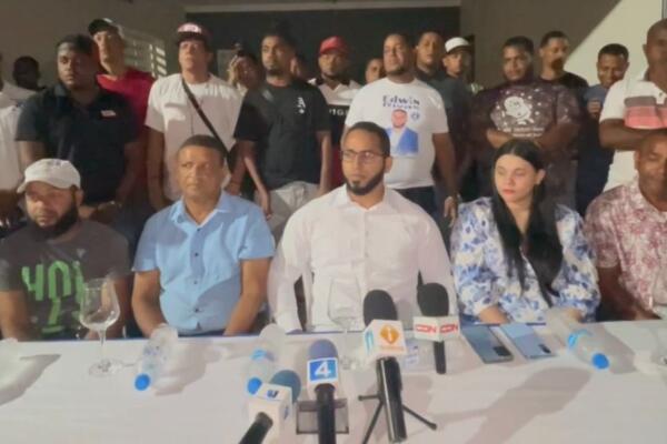Aspirante a Diputado por Sánchez Ramírez en el PRM junto a su equipo político durante rueda de prensa