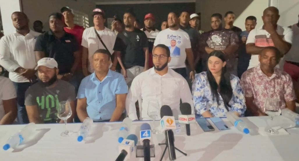 Aspirante a Diputado por Sánchez Ramírez en el PRM junto a su equipo político durante rueda de prensa