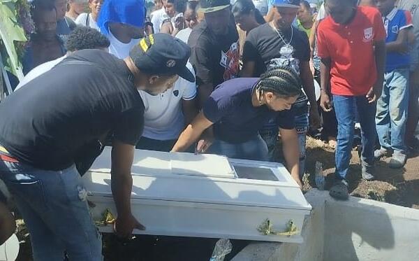 Sepultan niño de seis años que falleció por dengue en Los Alcarrizos