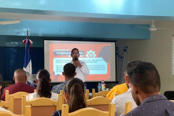 Encuentro entre Jhonatan Liriano y otros comunitarios.