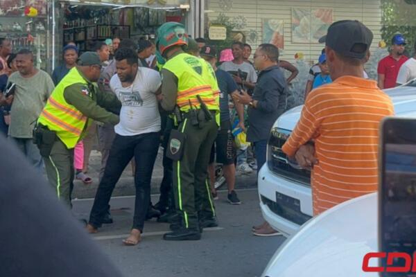Hombre es golpeado por miembros de la Digesett en Santiago