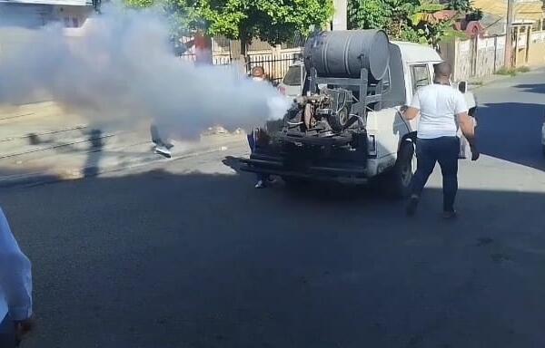 Salud Pública realiza operativo de fumigación contra el Dengue en Los Alcarrizos