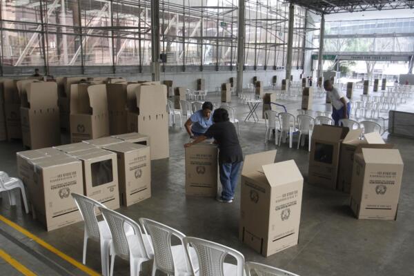 Colombia elegirá alcaldes y gobernadores este domingo bajo amenazas de violencia 