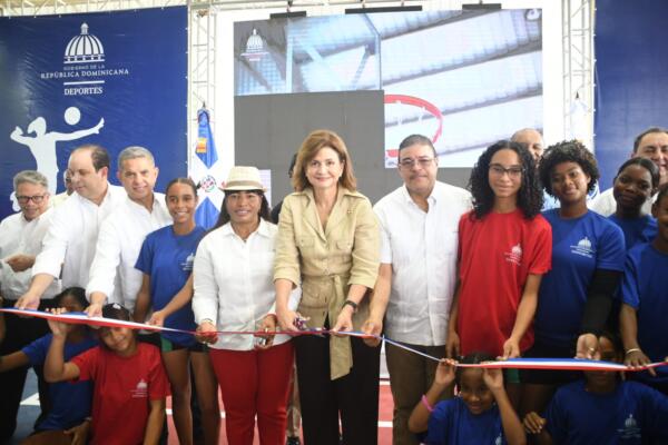 Raquel Peña entrega obras deportivas en Independencia y Bahoruco 