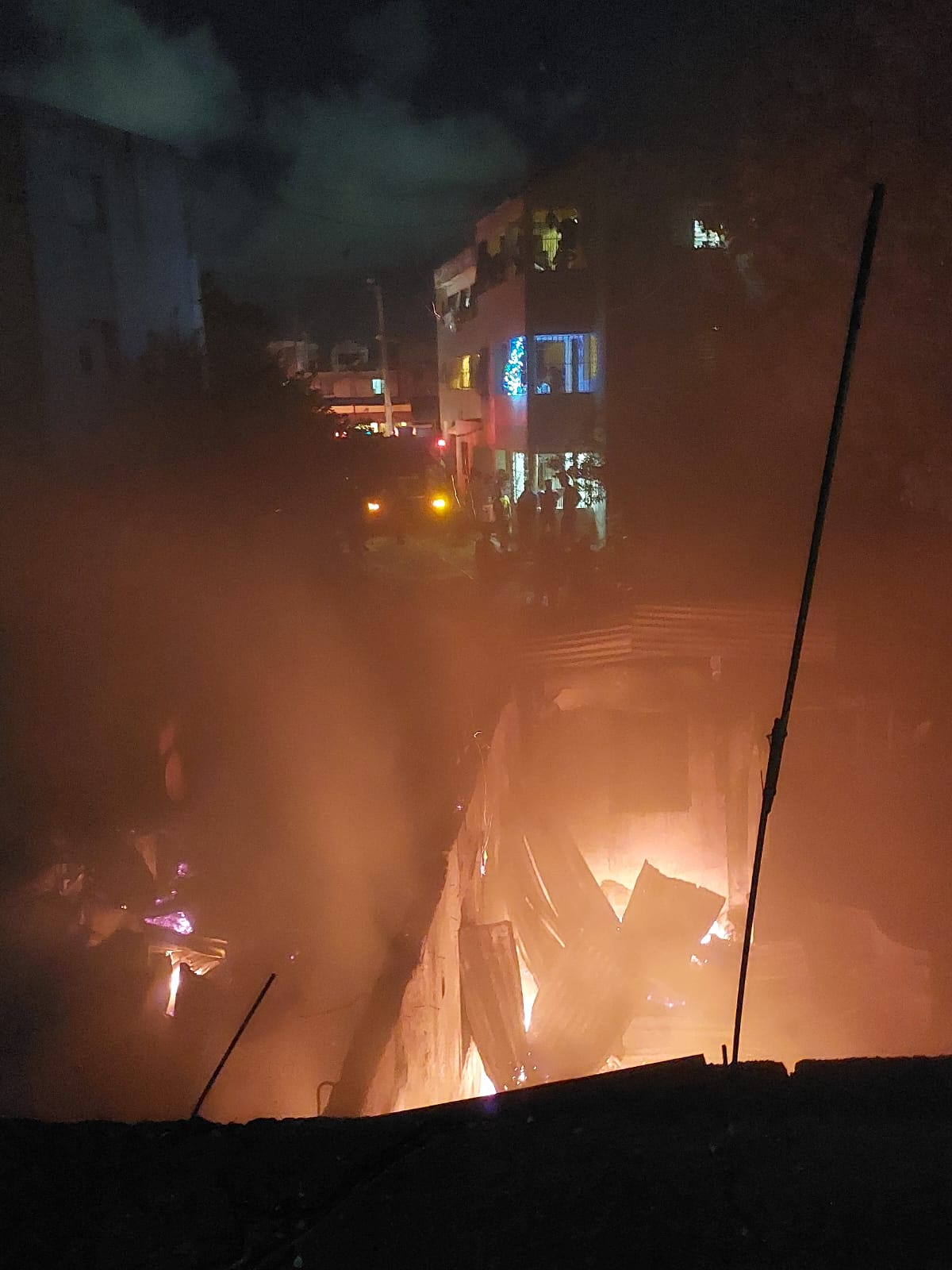 Fuego reduce a cenizas varias viviendas en SDE