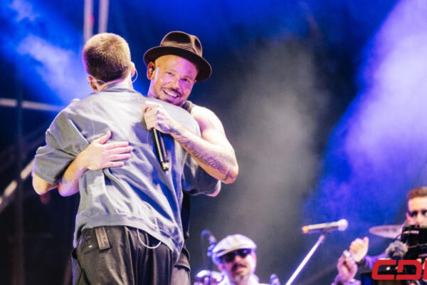 Residente y Wos cantan en vivo su controversial tema “Problema Cabron” en Colombia