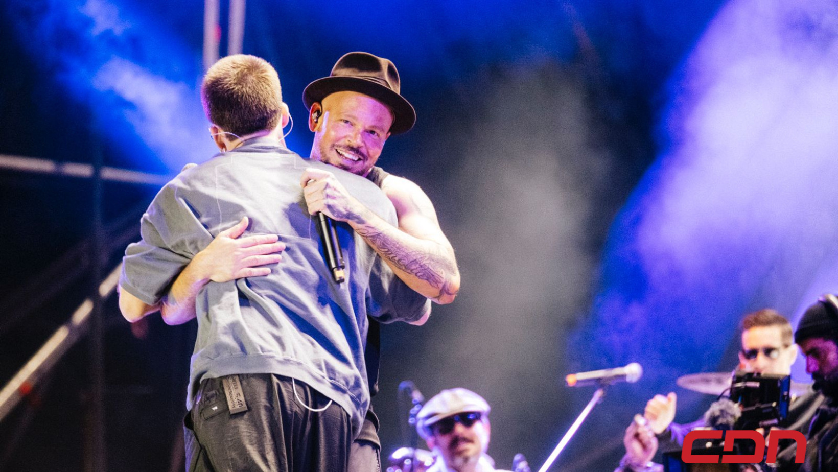 Residente y Wos cantan en vivo su controversial tema “Problema Cabron” en Colombia