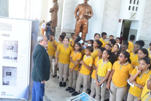 Alfonso Quiñones, editor de Cultura y Espectáculos de elCaribe junto estudiantes que visitaron la exposición. Foto: Ricardo Flete (El Caribe)
