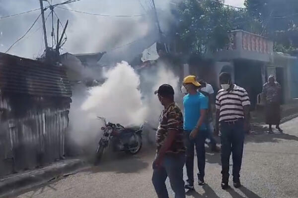 Oliver Santos realiza jornada de fumigación en varios sectores de San Cristóbal