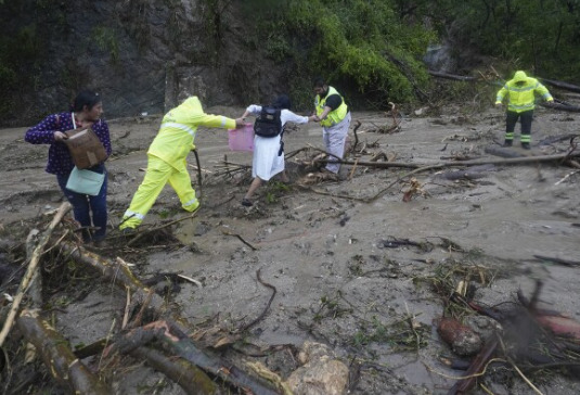 Inundaciones y destrozos por el huracán Otis en México.