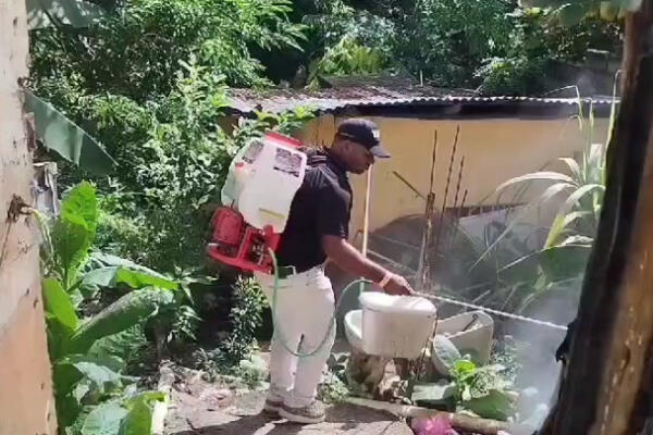 Diputado realiza operativo de fumigación contra el dengue en Los Alcarrizos. Foto: Fuente Externa