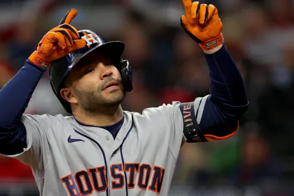 El segunda base José Altuve da jonrón; los Astros de Houston ganan el tercero de la serie
