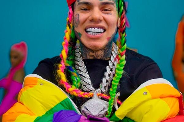 Según un video difundido en la plataforma de TikTok, se puede apreciar una multitud en las afuera del Palacio de Justicia, en espera de la salida  Tekashi.